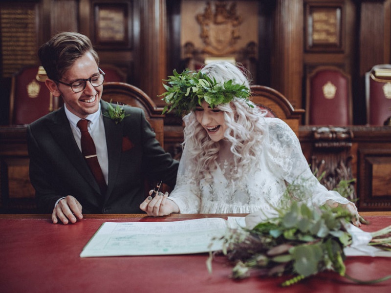 casal-assinando-papel-de-casamento-civil