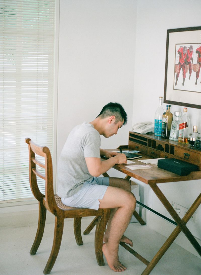 Homem mexendo no computador 