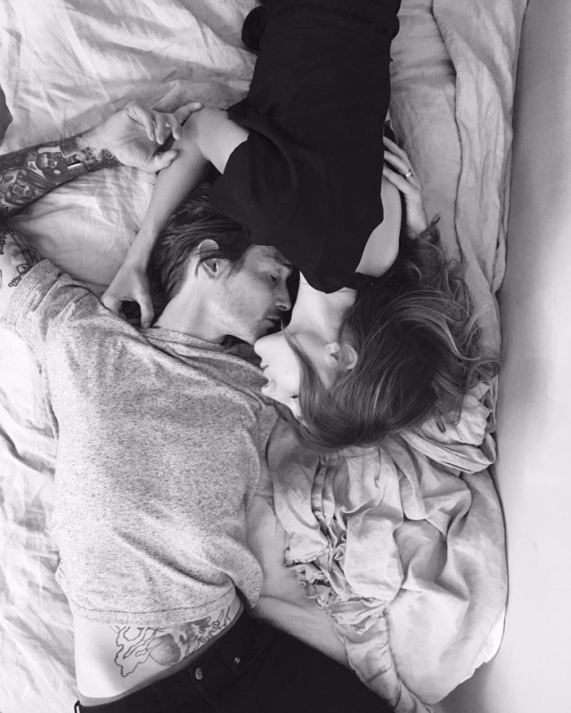Casal deitado na cama juntos 