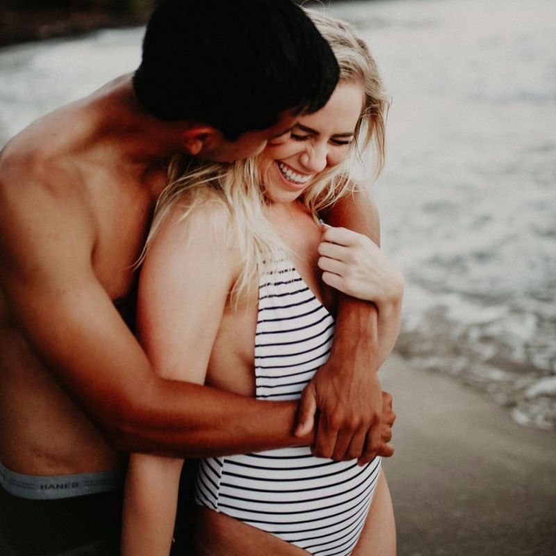 Casal se abraça na praia 