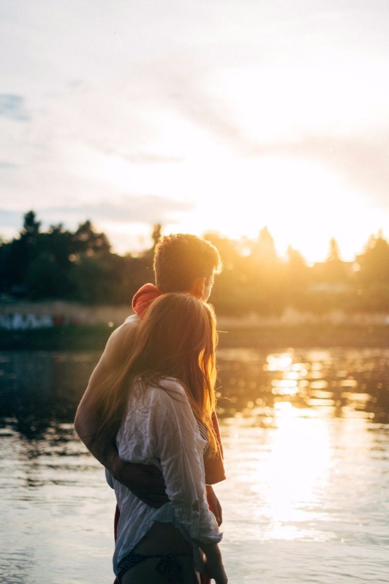 Casal olhando o pôr do sol 