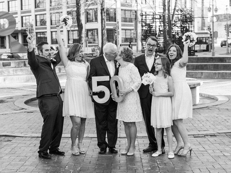 casal-e-família-comemorando-bodas-de-ouro