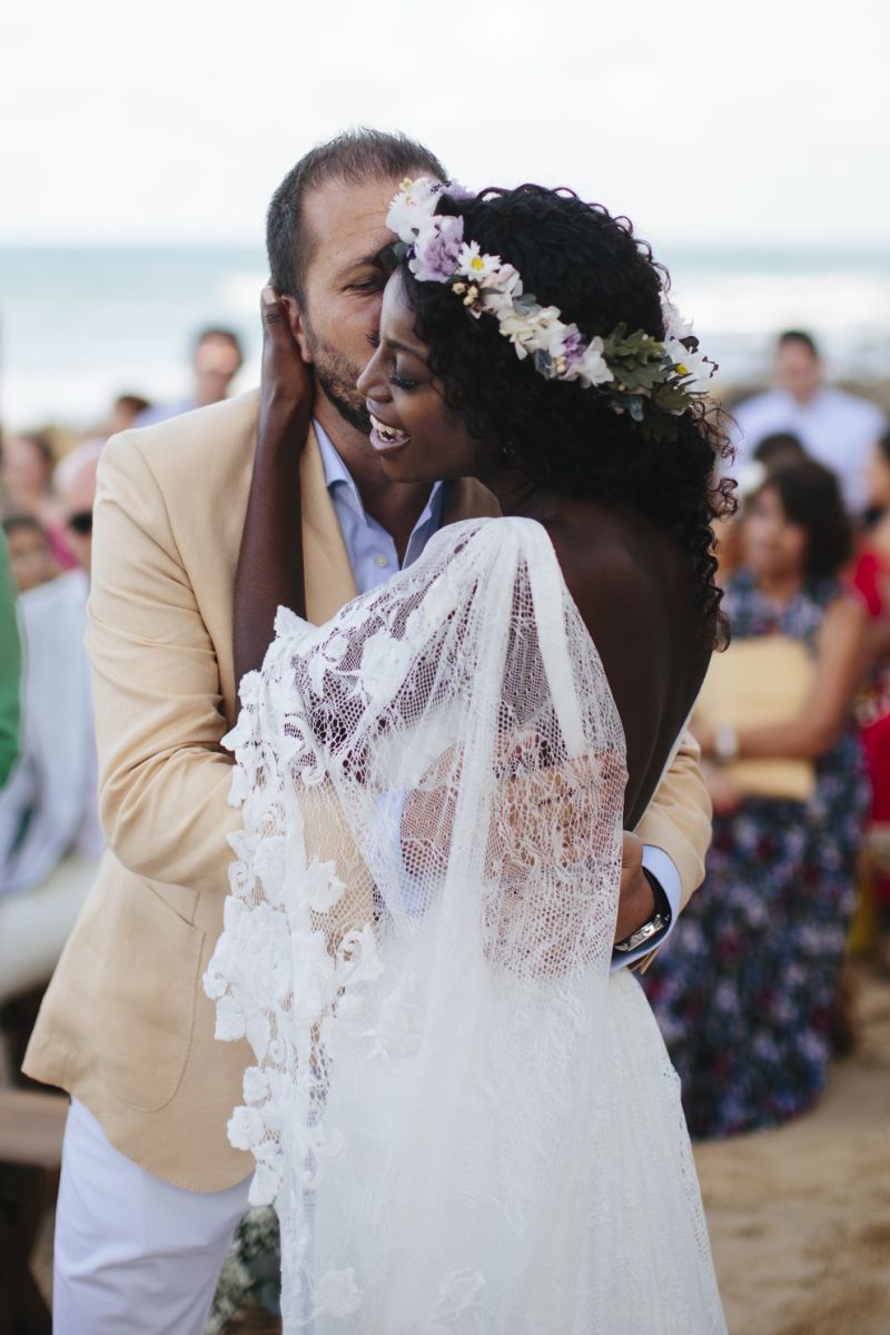 Noiva e o noivo se beijando no altar