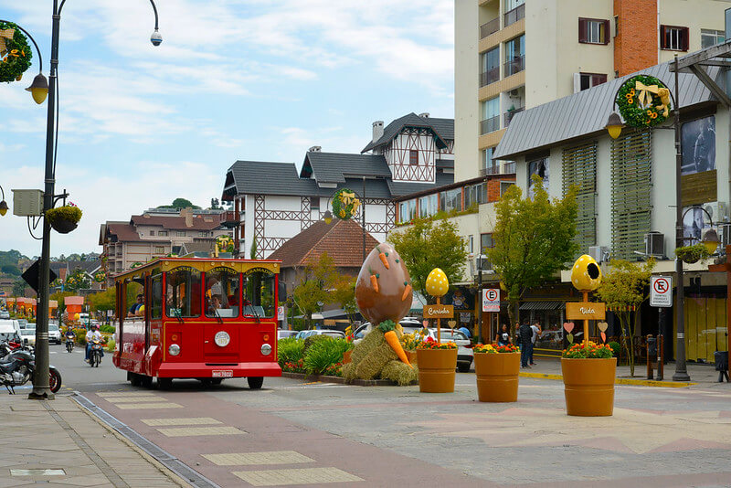 vista da rua de Gramado-RS, um dos destinos para lua de mel no frio