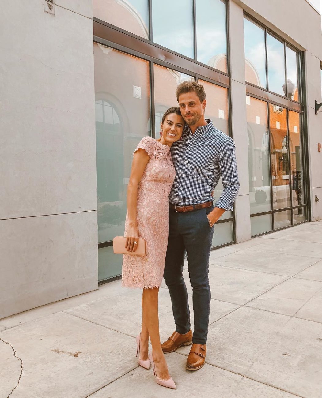 foto de casal composto por uma mulher e um homem usando traje fino esporte