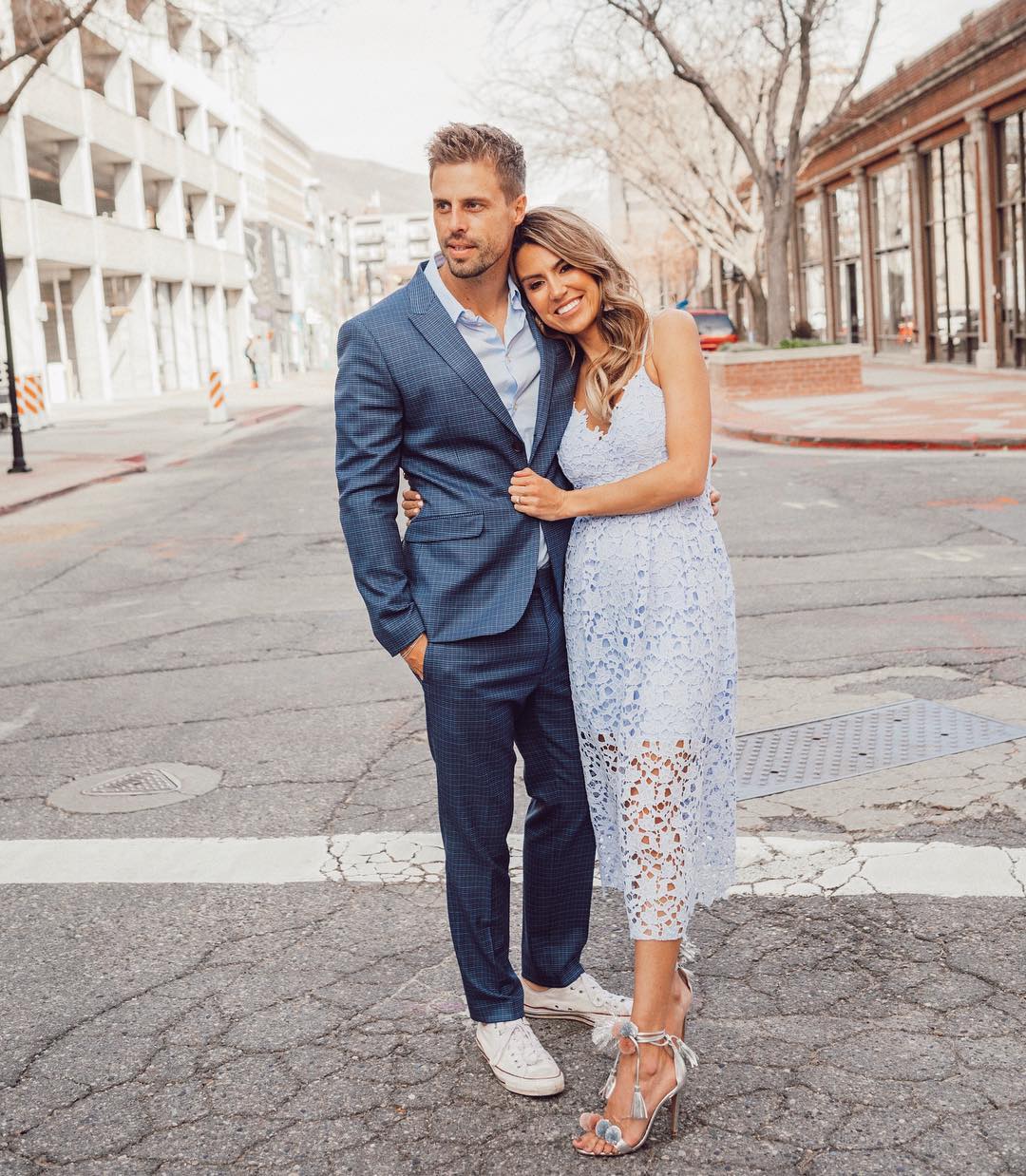 foto de casal composto por uma mulher e um homem usando traje fino esporte