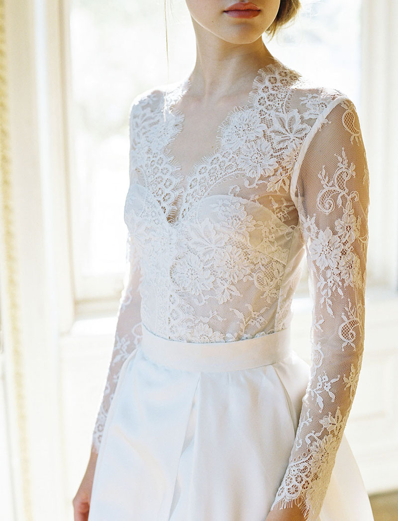 Noiva com vestido rendado branco.