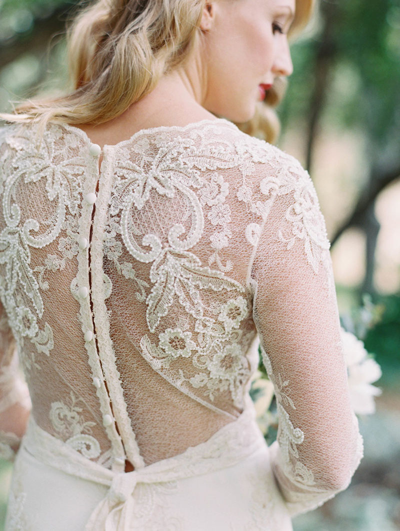 Noiva. de costas, com vestido rendado branco.