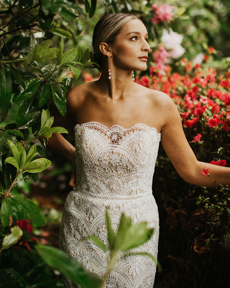 Noiva com vestido rendado estilo guipure.