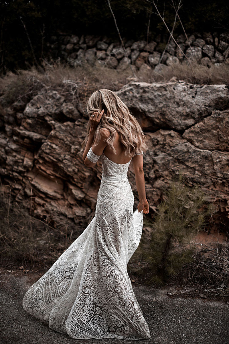 Vestido branco rendado, estilo Renascença.