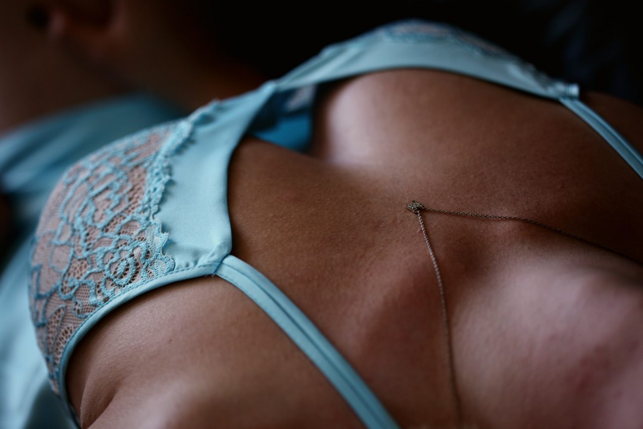 Lingerie azul-claro para lua de mel