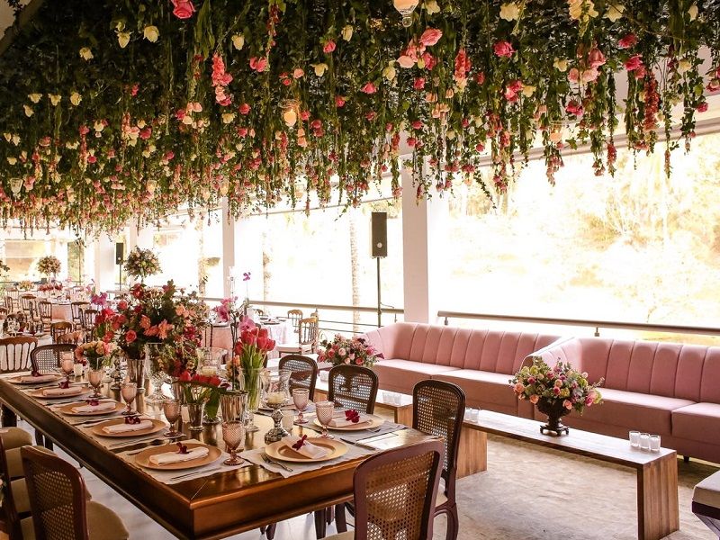 decoração-com-sofá-rosé-e-flores-penduradas