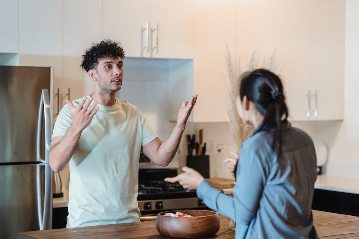 Casal tendo uma briga na cozinha