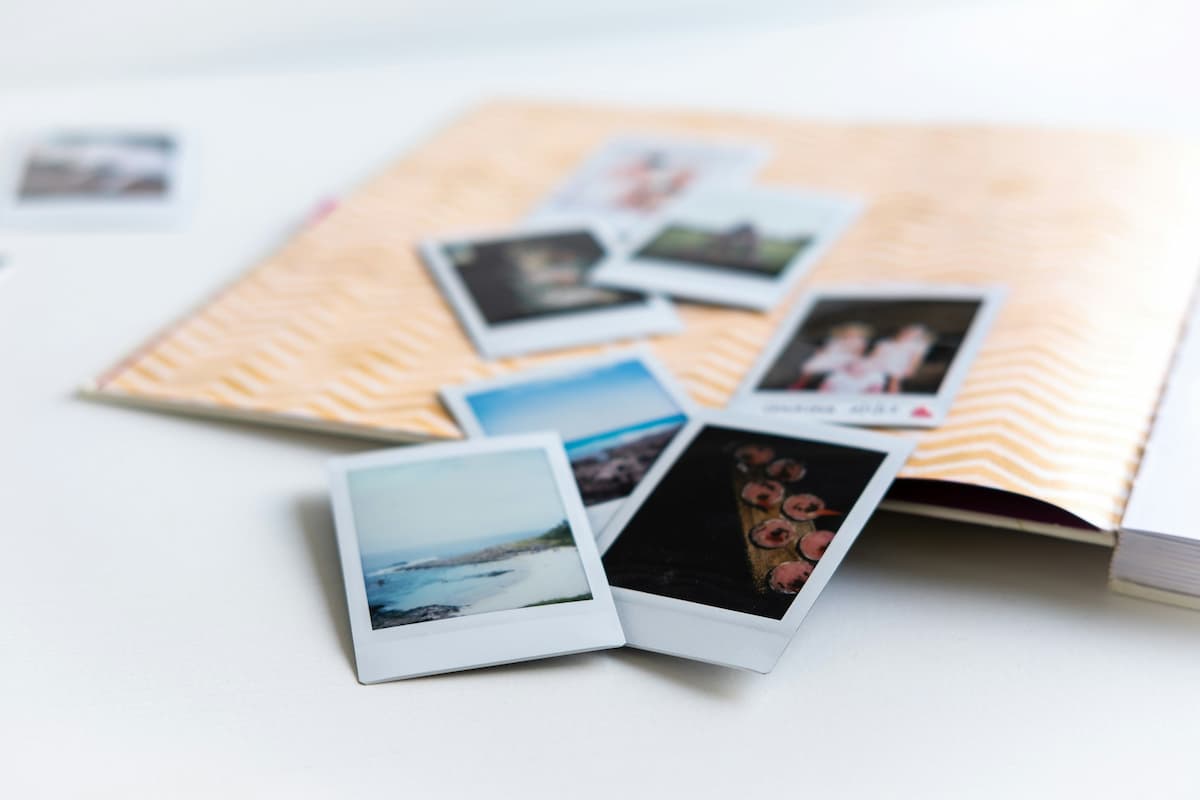 Imagem de diversas polaroids