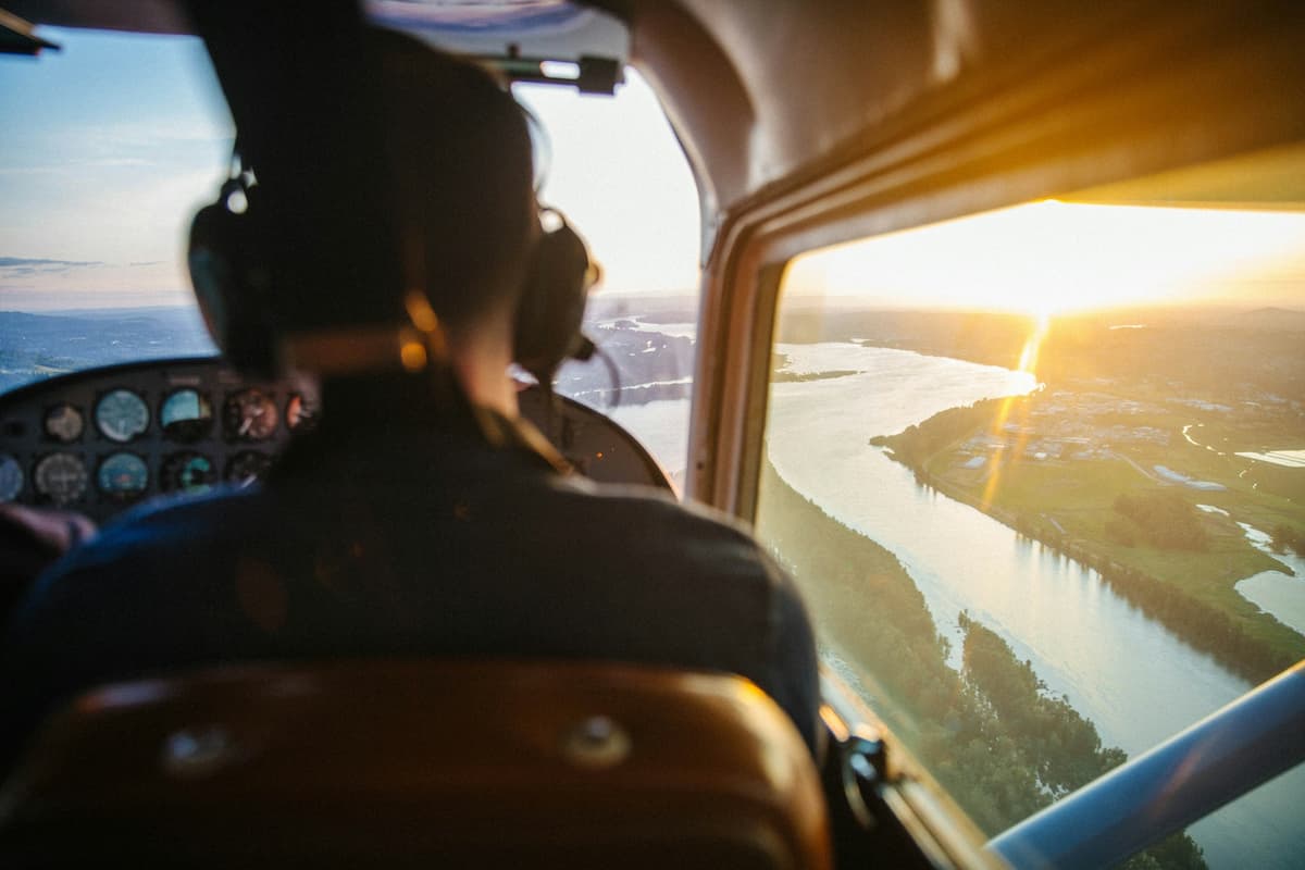 Imagem de uma pessoa andando de helicóptero 
