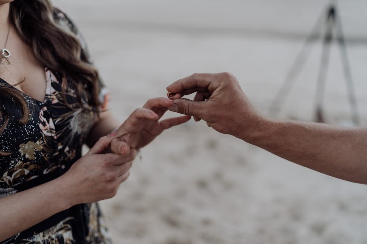 Imagem de um casal trocando alianças