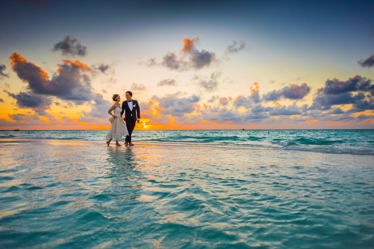 Casal de noivos na praia