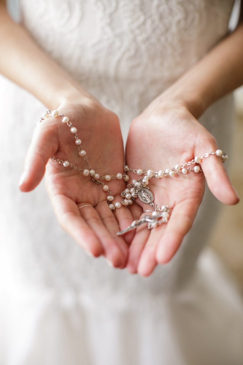 exemplo de noiva segurando terço em seu casamento