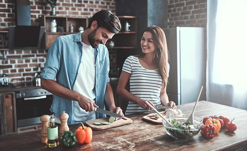 quarentena casal cozinhando