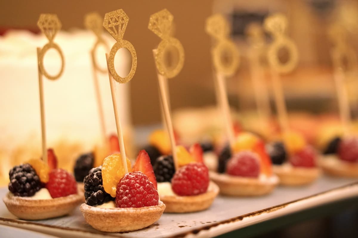 Imagem de pequenos doces em uma mesa