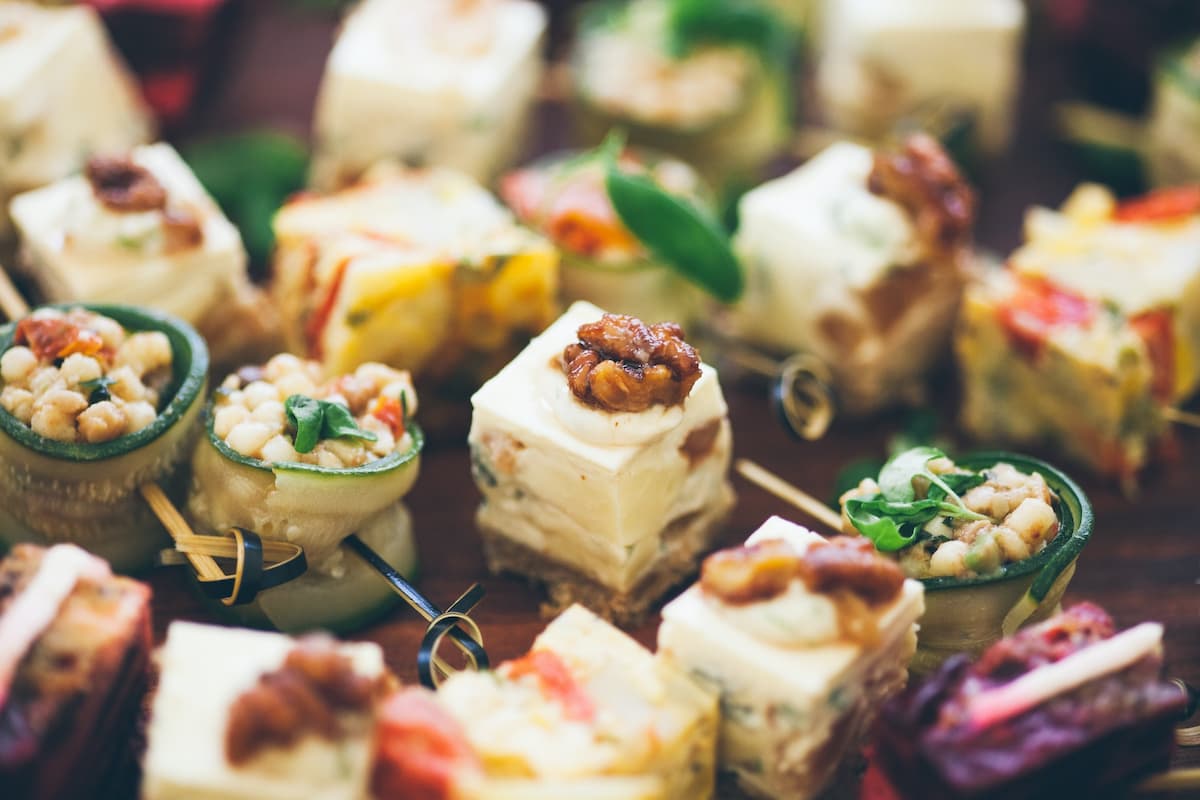 Comidinhas fatiadas servidas em uma mesa