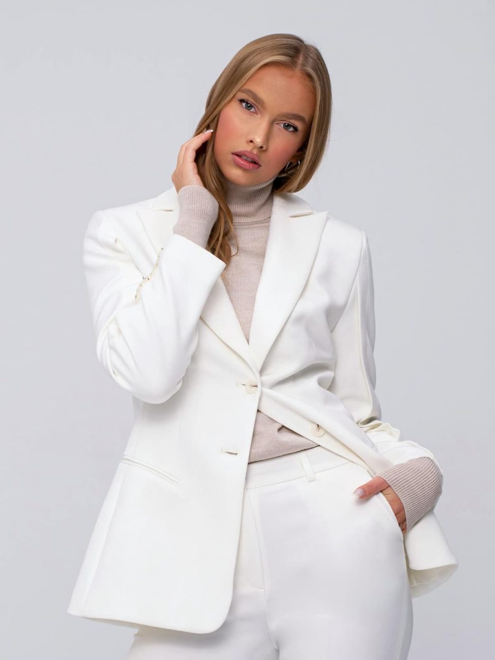 Imagem de uma mulher com terninho branco