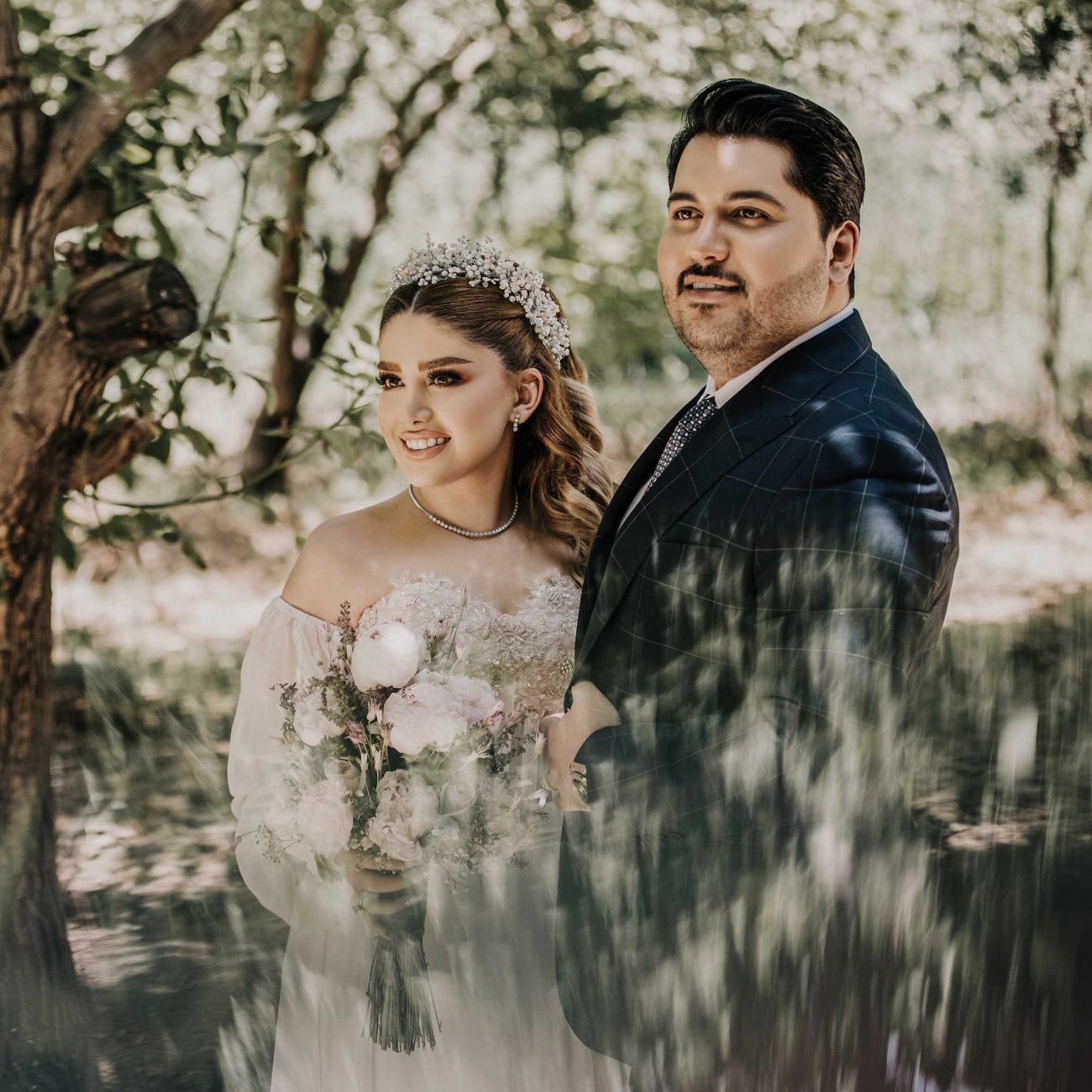 Casal, vestido de noivos, posam para ensaio fotográfico. Imagem disponível em Pexels.