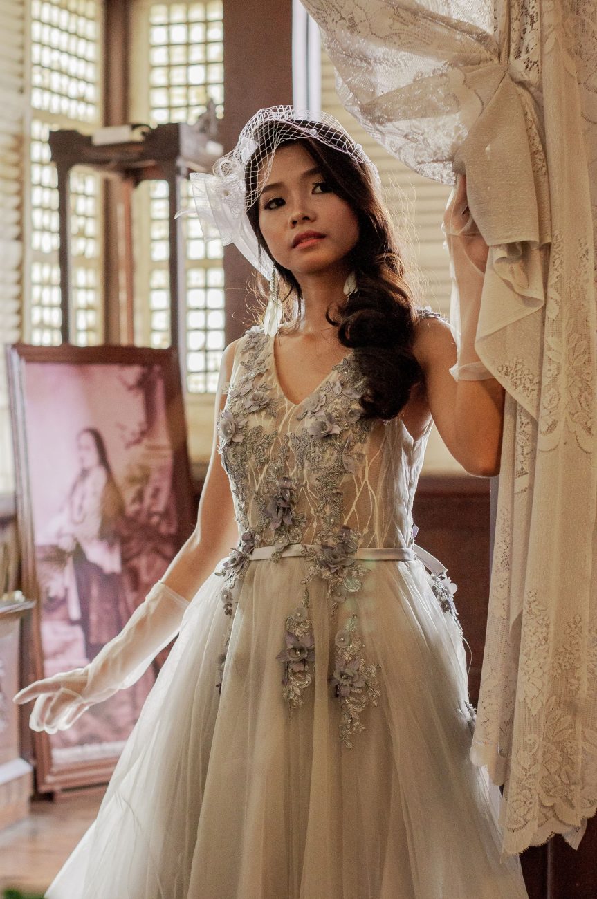 Mulher em vestido de noiva florido. Imagem disponível em Pexels.