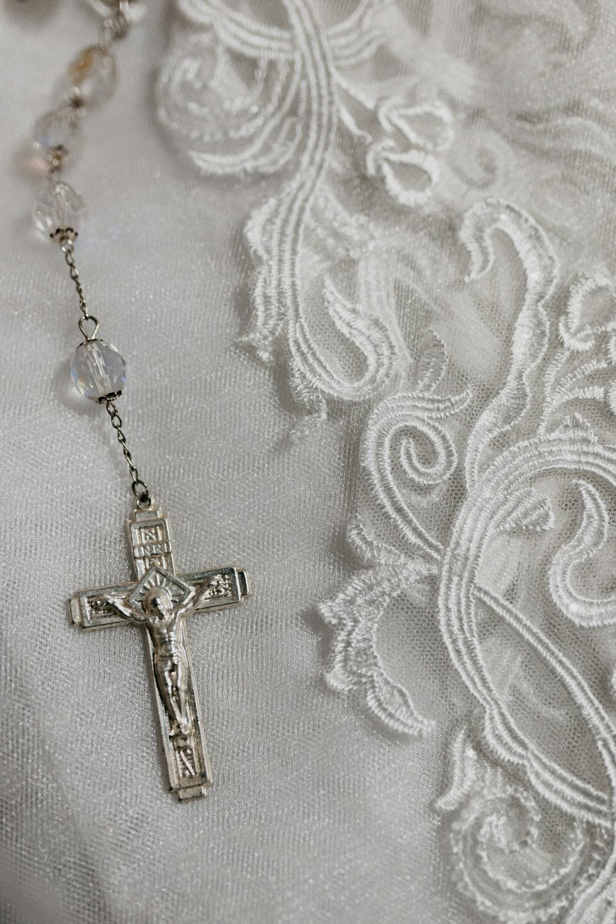 exemplo de terço com contas de cristal que pode ser usado no casamento