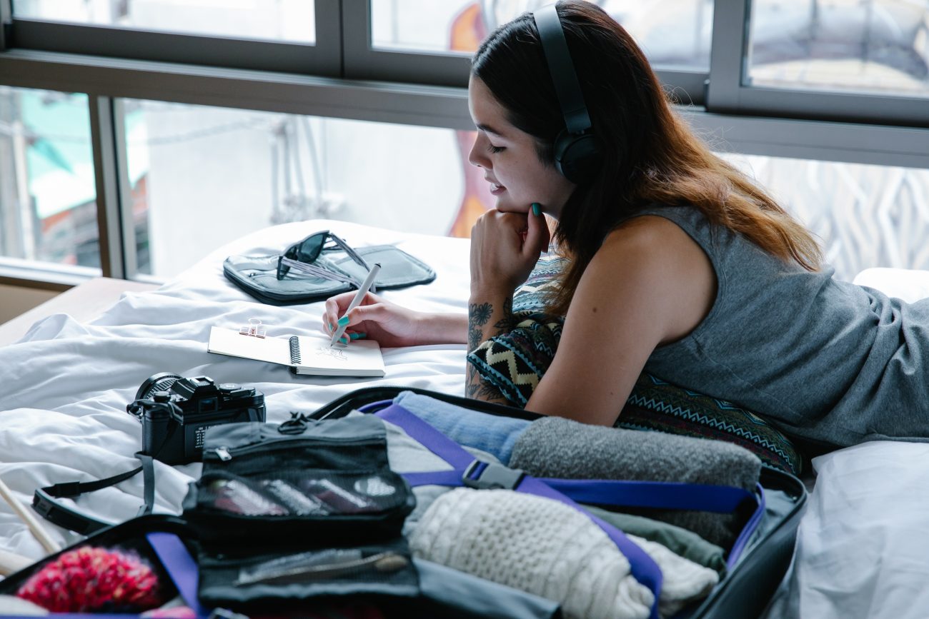 Mala de lua de mel: mulher organizando as roupas para viajar