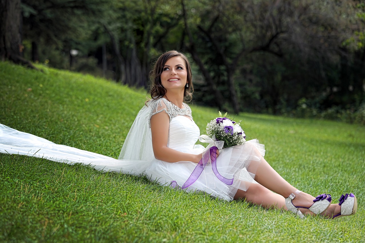 Noiva com vestido curto.