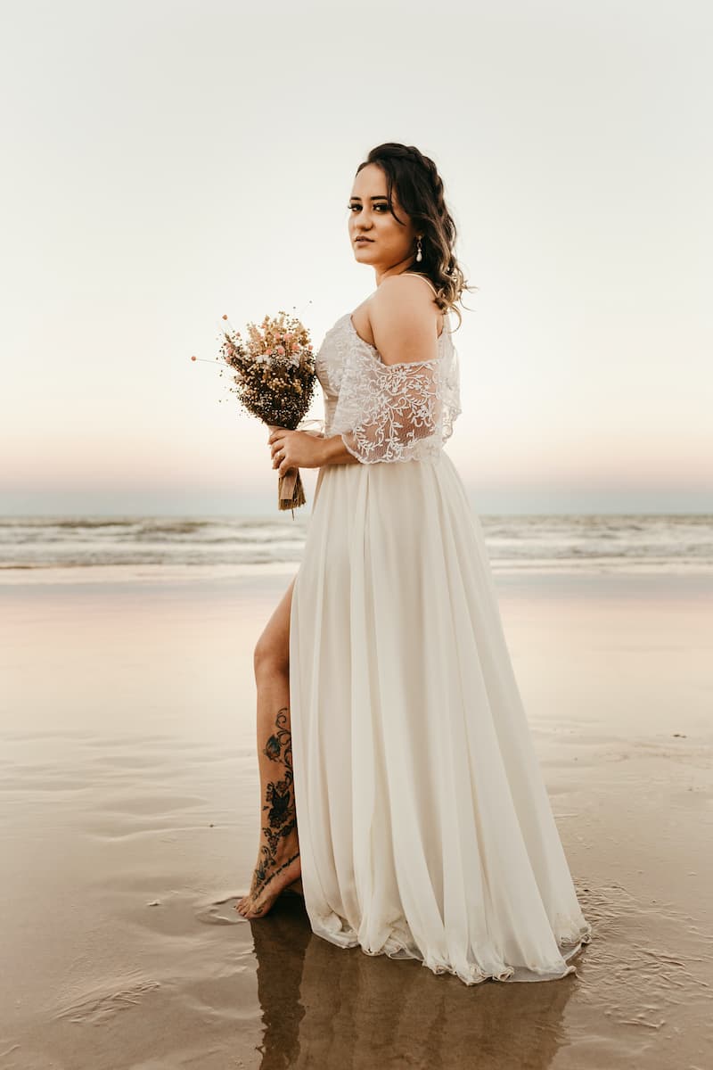 Noiva com vestido estilo natural.