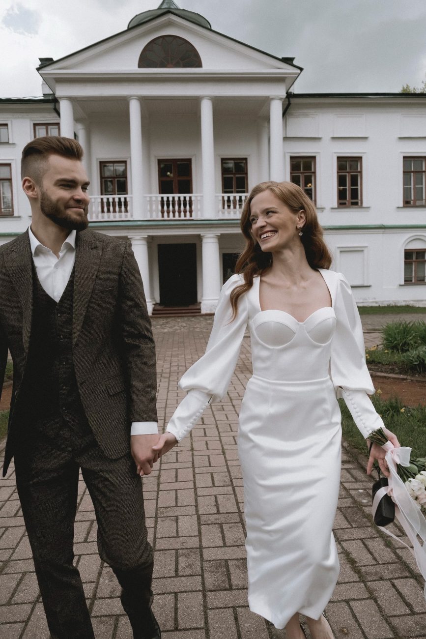 Vestido de noiva com corsete à mostra.