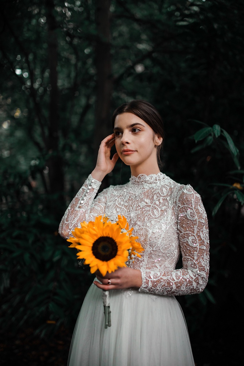 Noiva com vestido de gola alta.