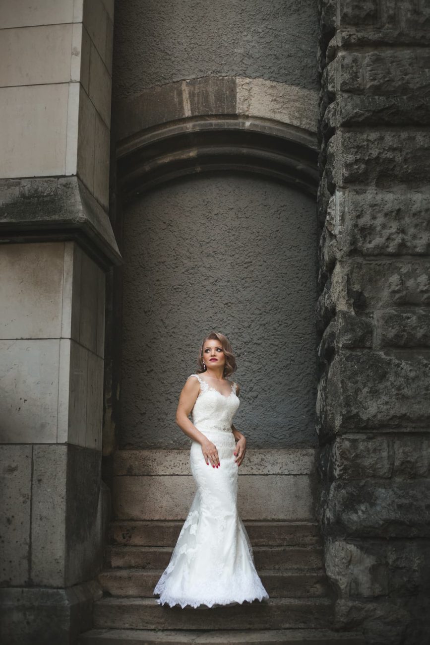 Uma mulher com um vestido de noiva estilo sereia 