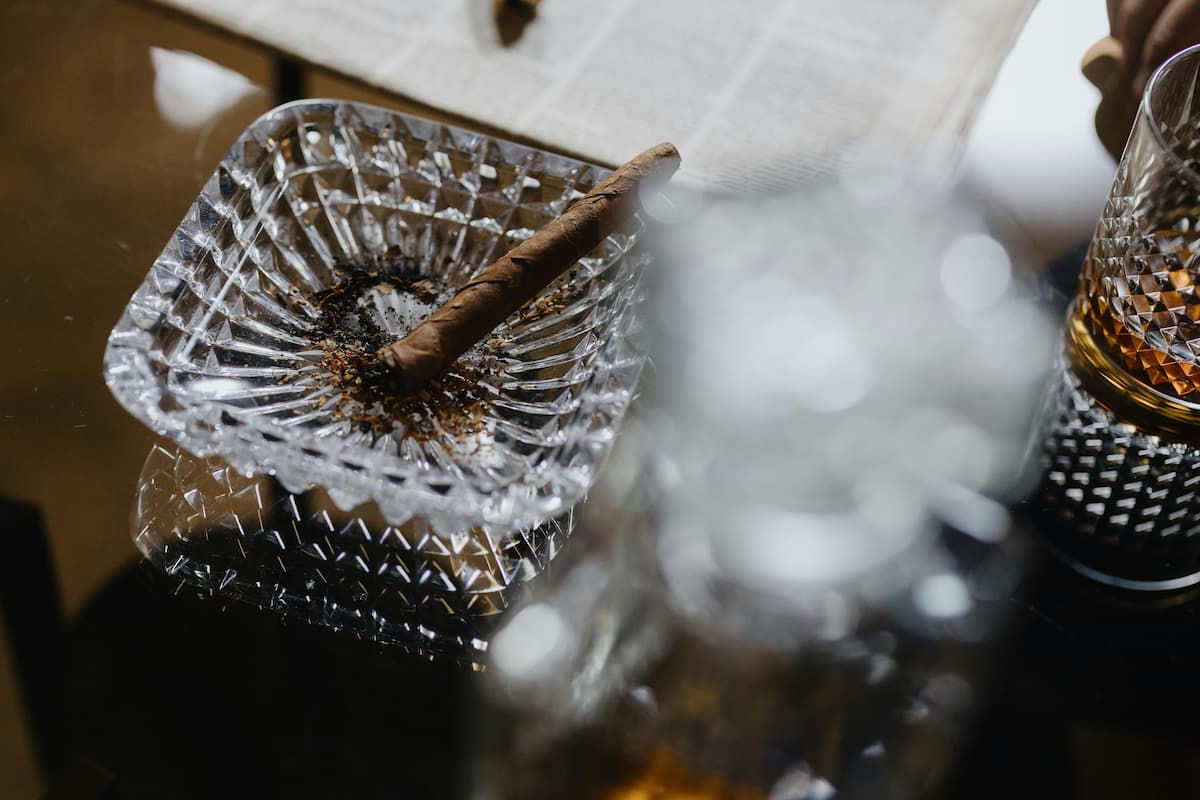 Um cinzeiro de cristal 