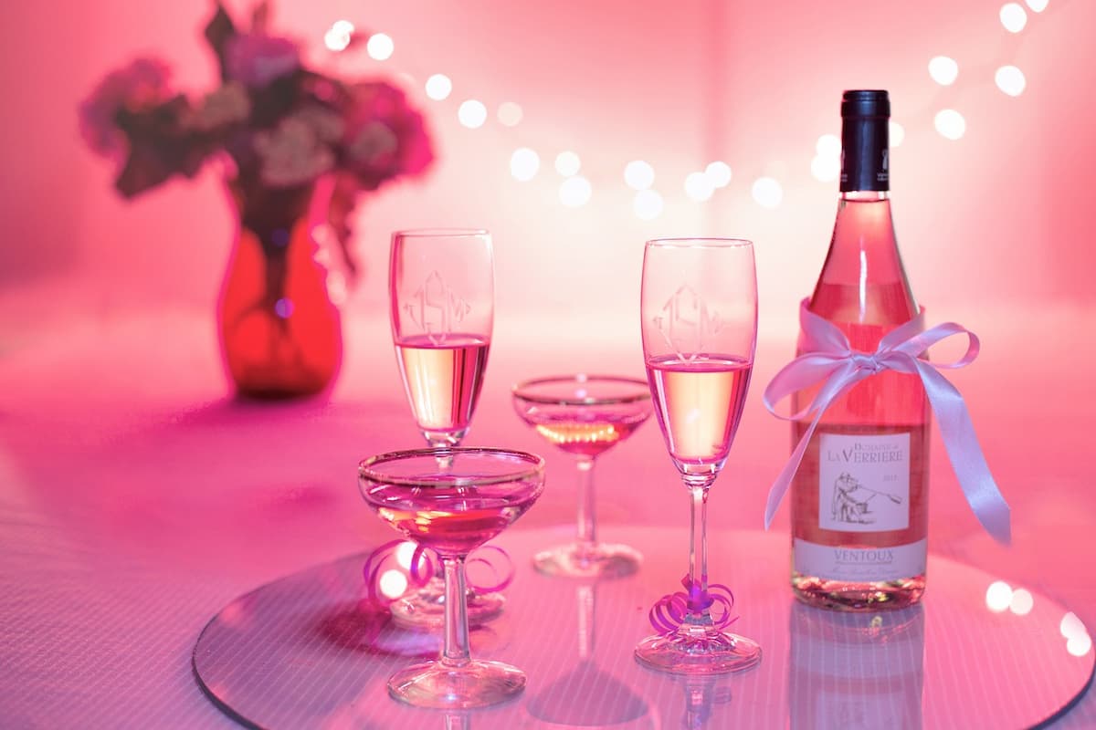 Duas taças em uma mesa com uma garrafa de vinho
