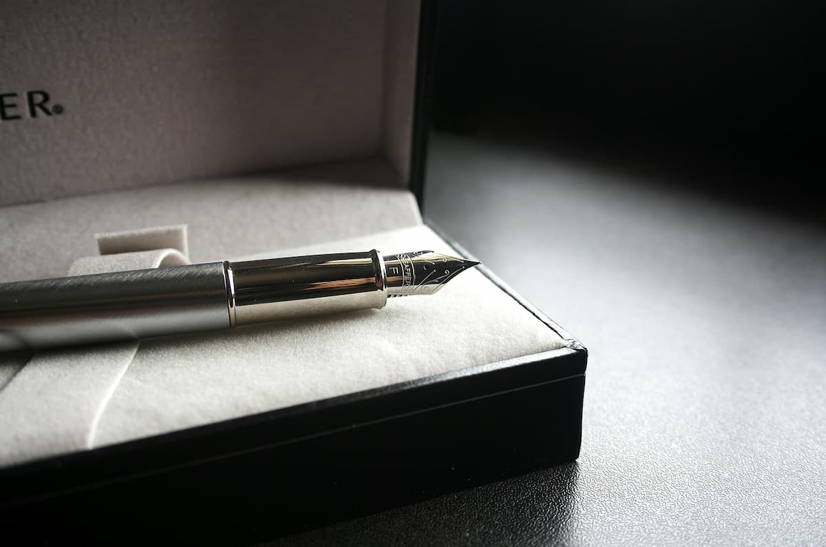 Um estojo com uma caneta personalizada 