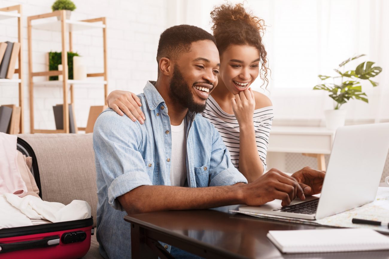casal negro na frente do computador