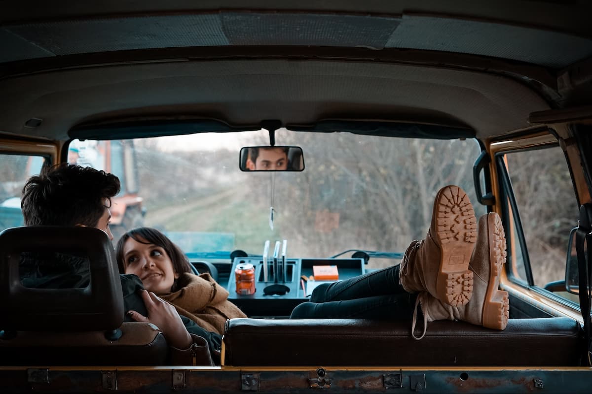 Imagem de um casal viajando juntos em uma van