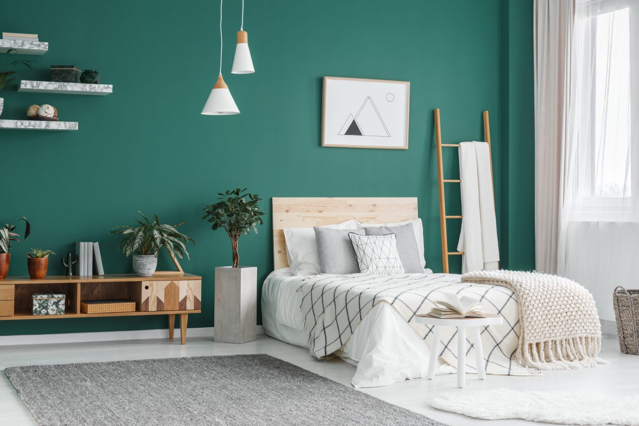 quarto com cama de casal, parede verde