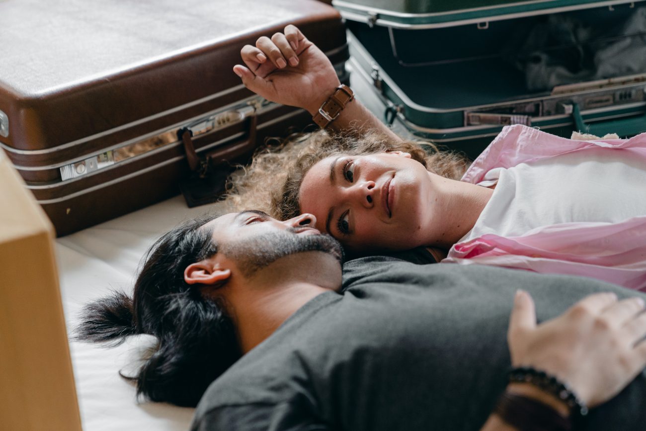 Lua de mel no Brasil: Casal arrumando as malas