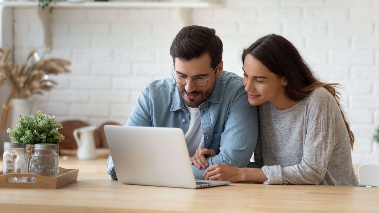 casal olhando para a tela do computador