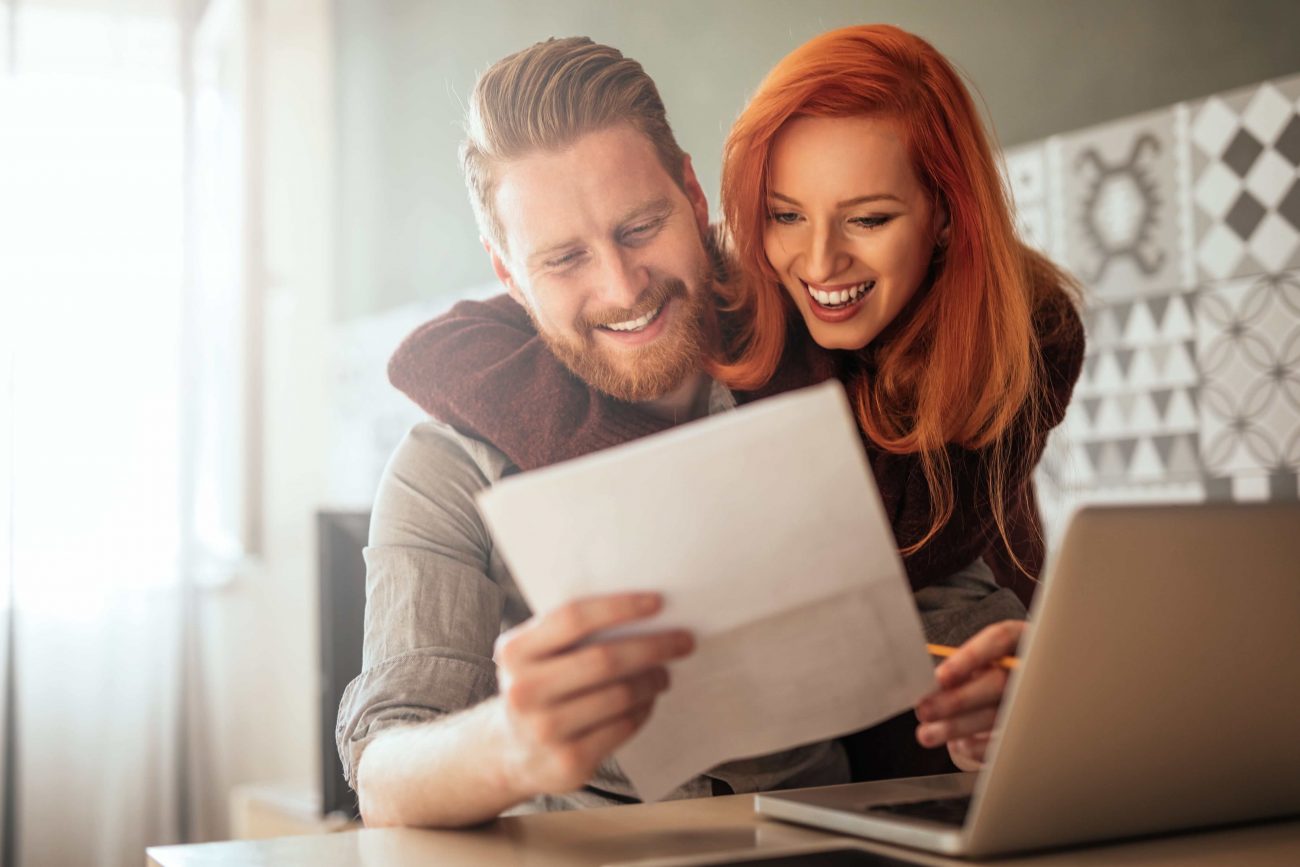 Homem e mulher olhando para um papel