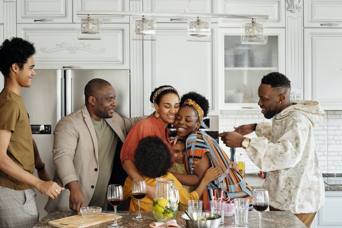 Imagem de pessoas felizes na cozinha da casa