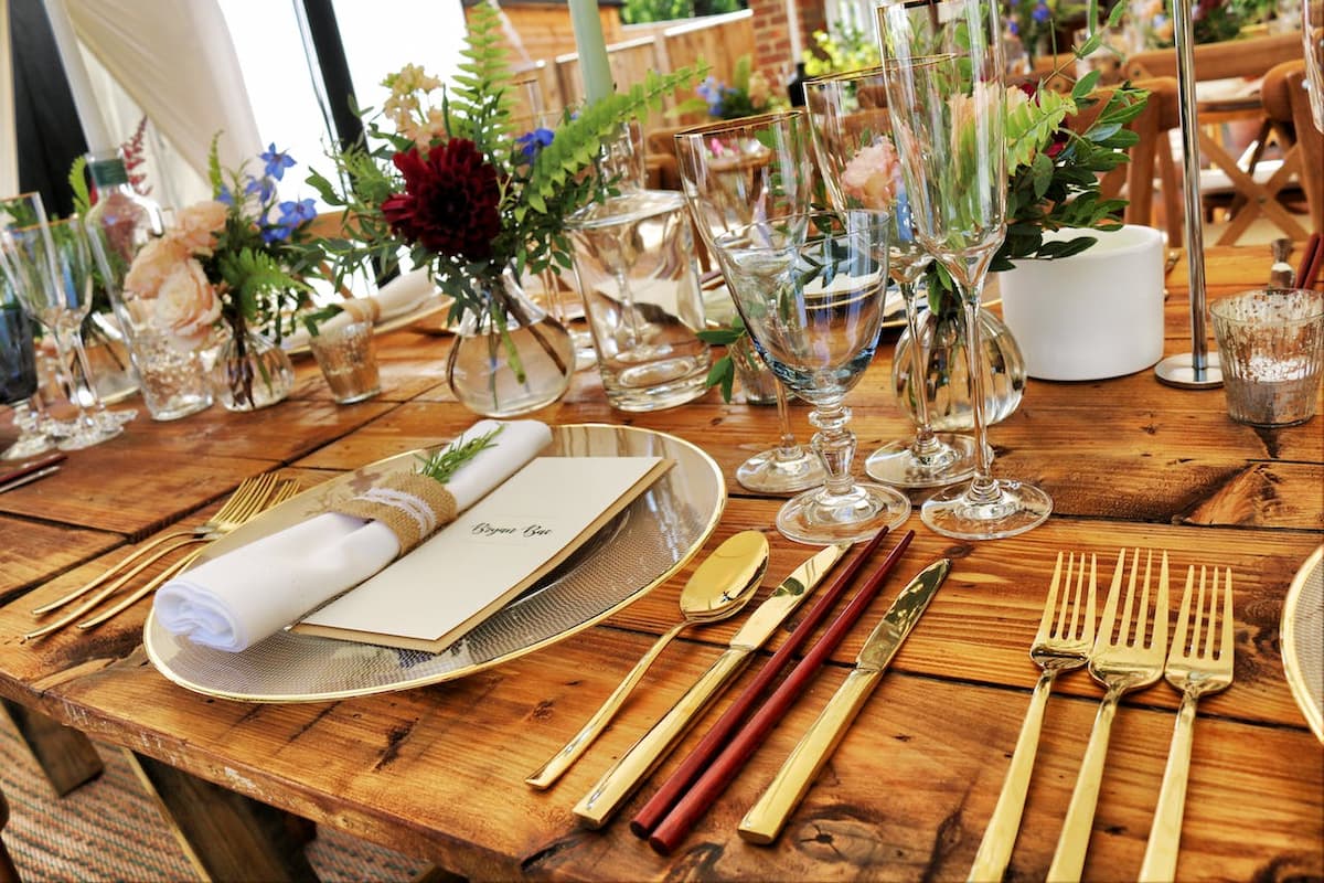 Imagem de uma mesa decorada com flores