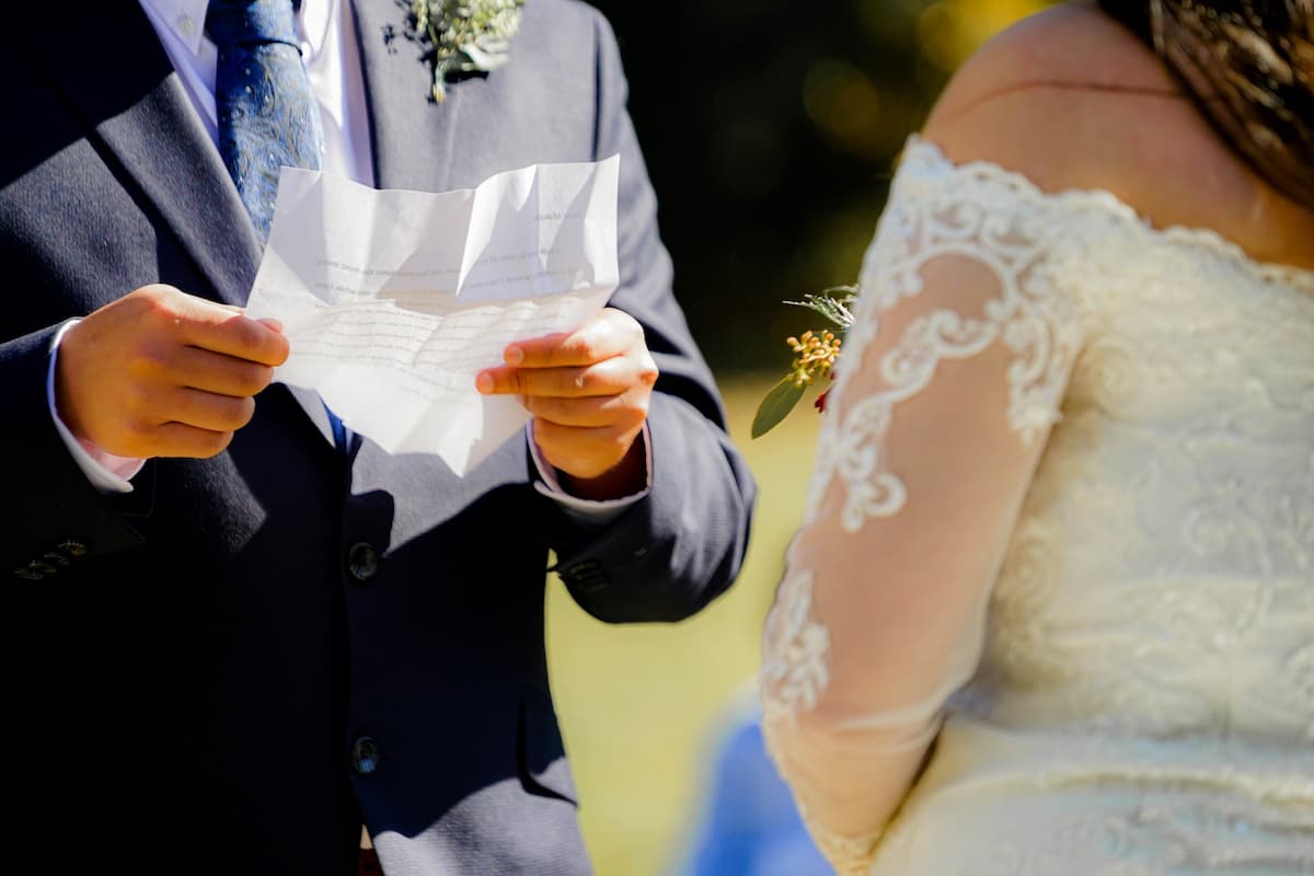 Noivo lendo seus votos no casamento
