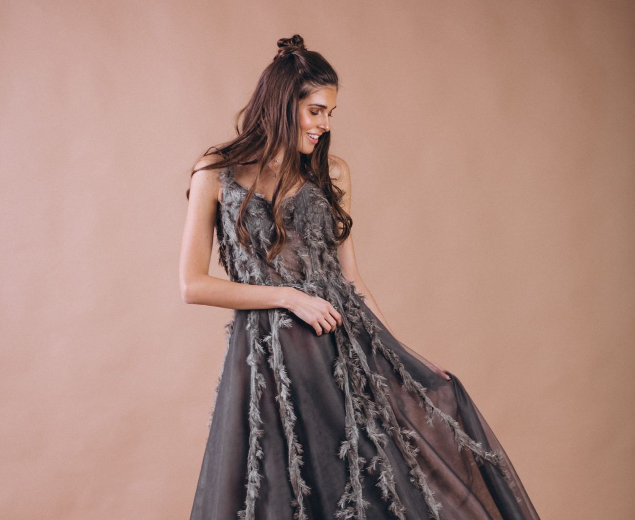 Vestido de noiva com cor: cinza