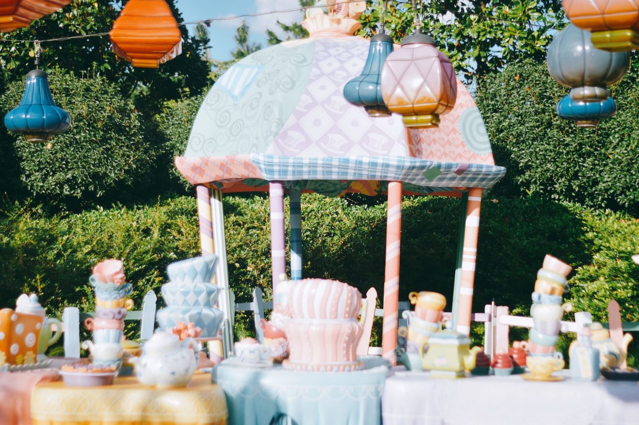 Casamento Temático Desenho: imagem de uma decoração de festa, com itens coloridos e infantis