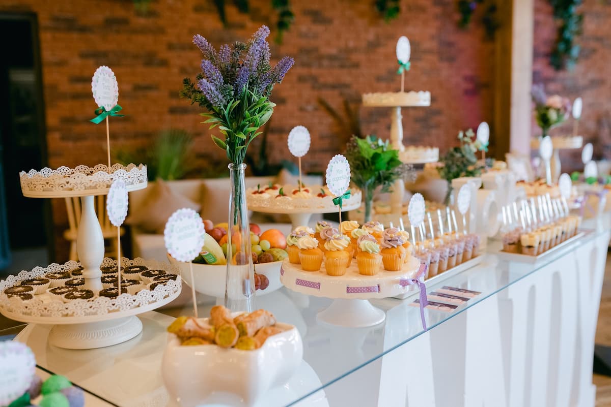 Mesa de docinhos no casamento